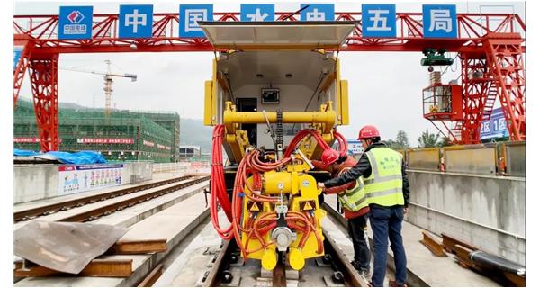 焊接故事| 成都地鐵18號(hào)線基建工程難度大，K922設(shè)備“保駕護(hù)航”